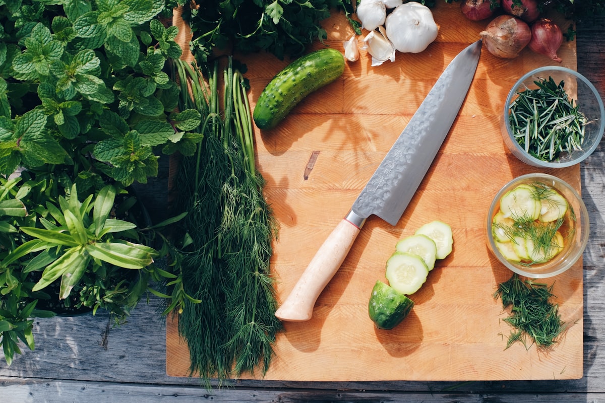 Salad sayuran segar dengan dressing rendah kalori