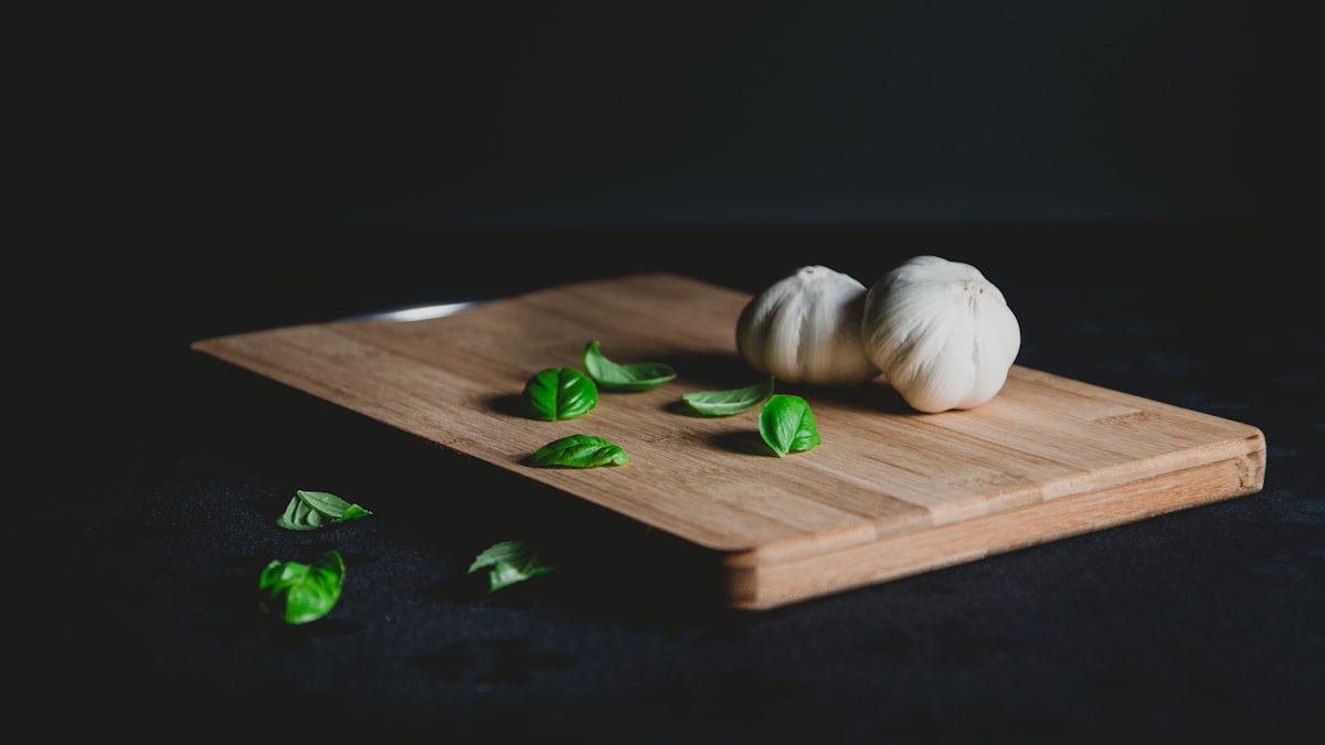 Stir-fry sayuran warna-warni dengan tofu organik