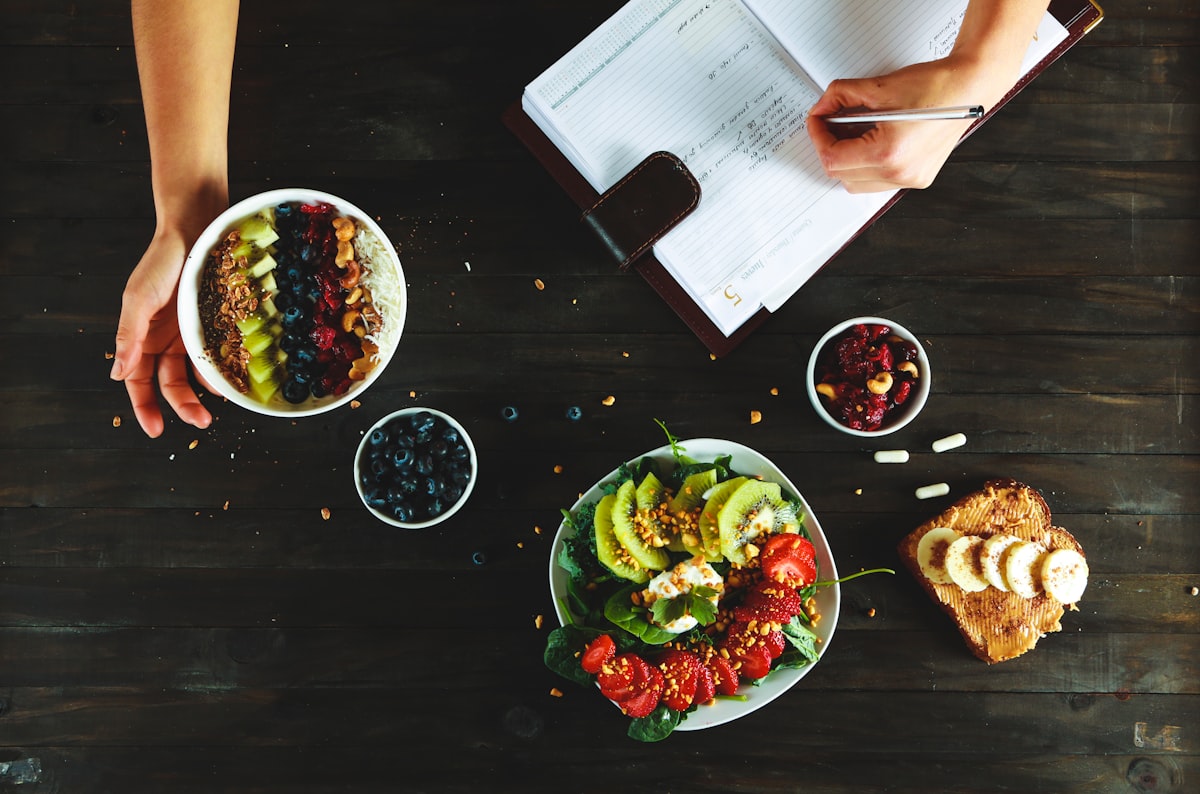 Buddha bowl dengan quinoa, chickpea, dan avocado